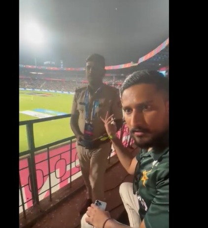 Indian police stops fans from 'Pakistan Zindabad' during Pak vs Aus