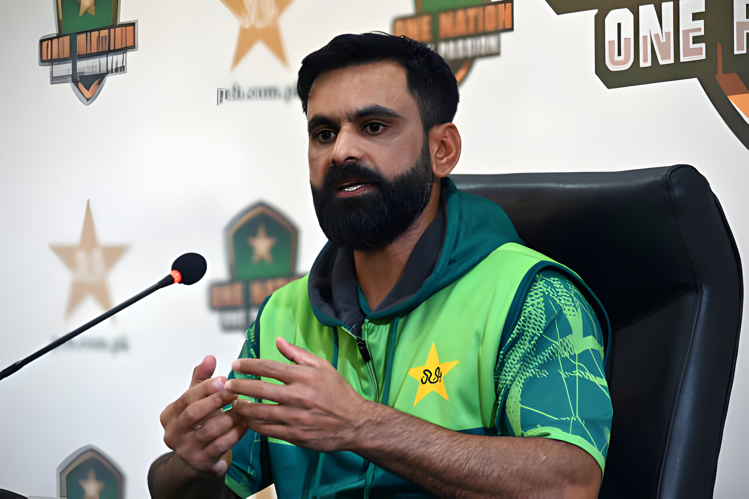 Hafeez stands up for Sarfaraz following Perth Test against AUS